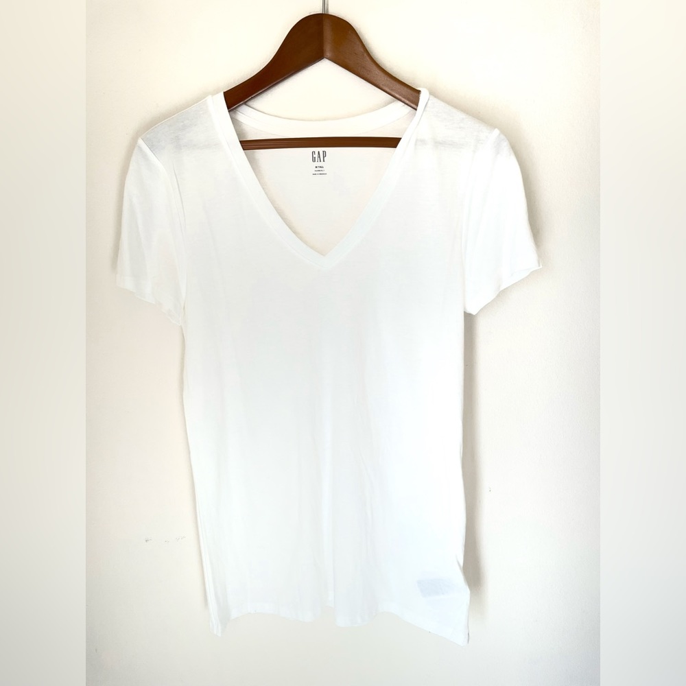 Women’s Gap Favorite V-Neck T-Shirt in White Size Tall M